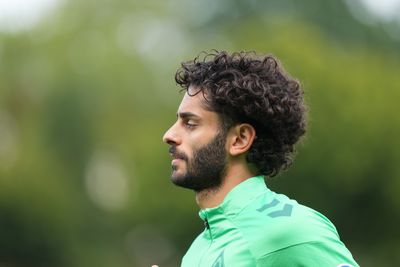 Dinkci von der Seite im Teamtraining