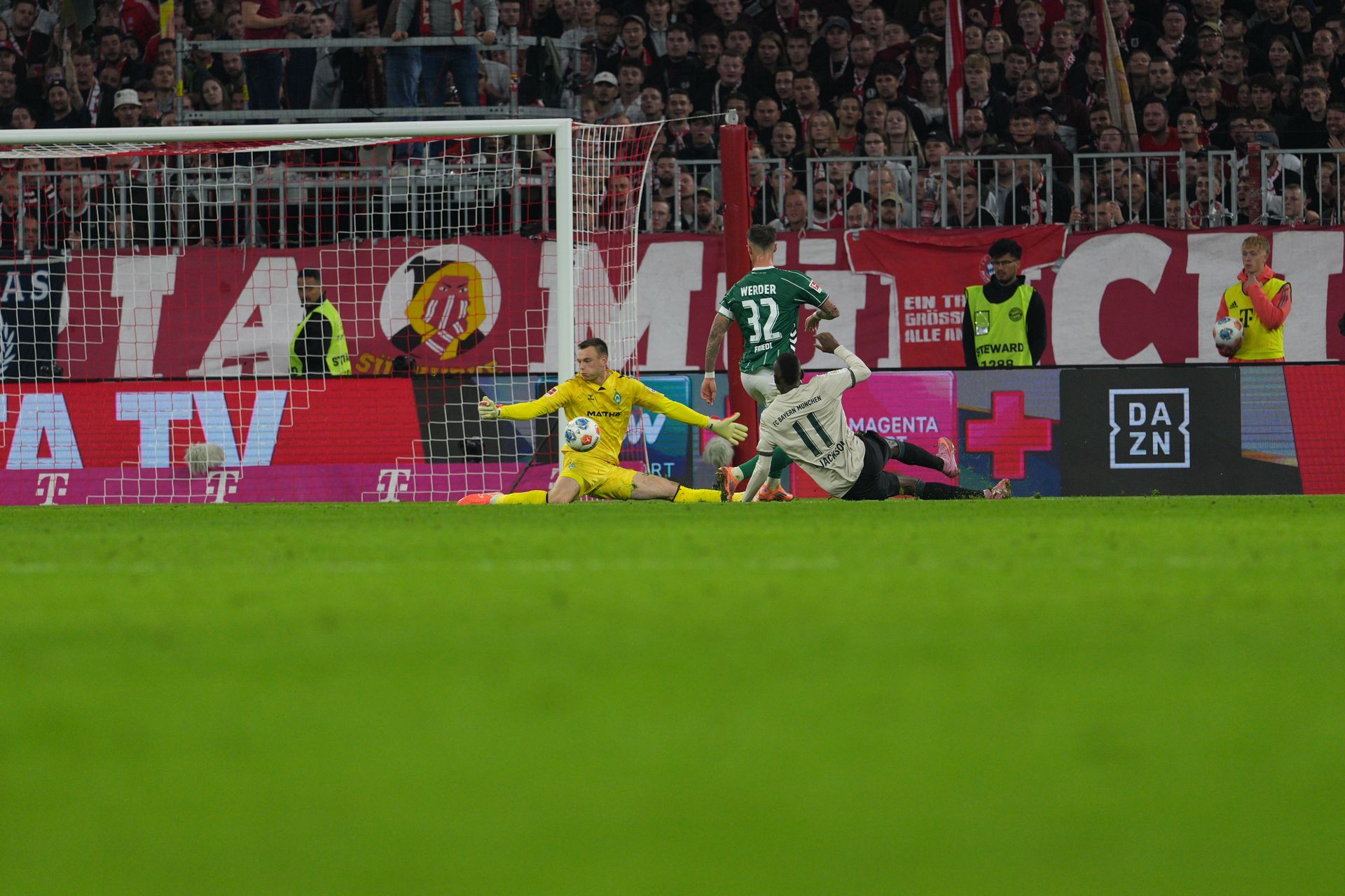 Karl Hein hält den Ball gegen Bayerns Olise