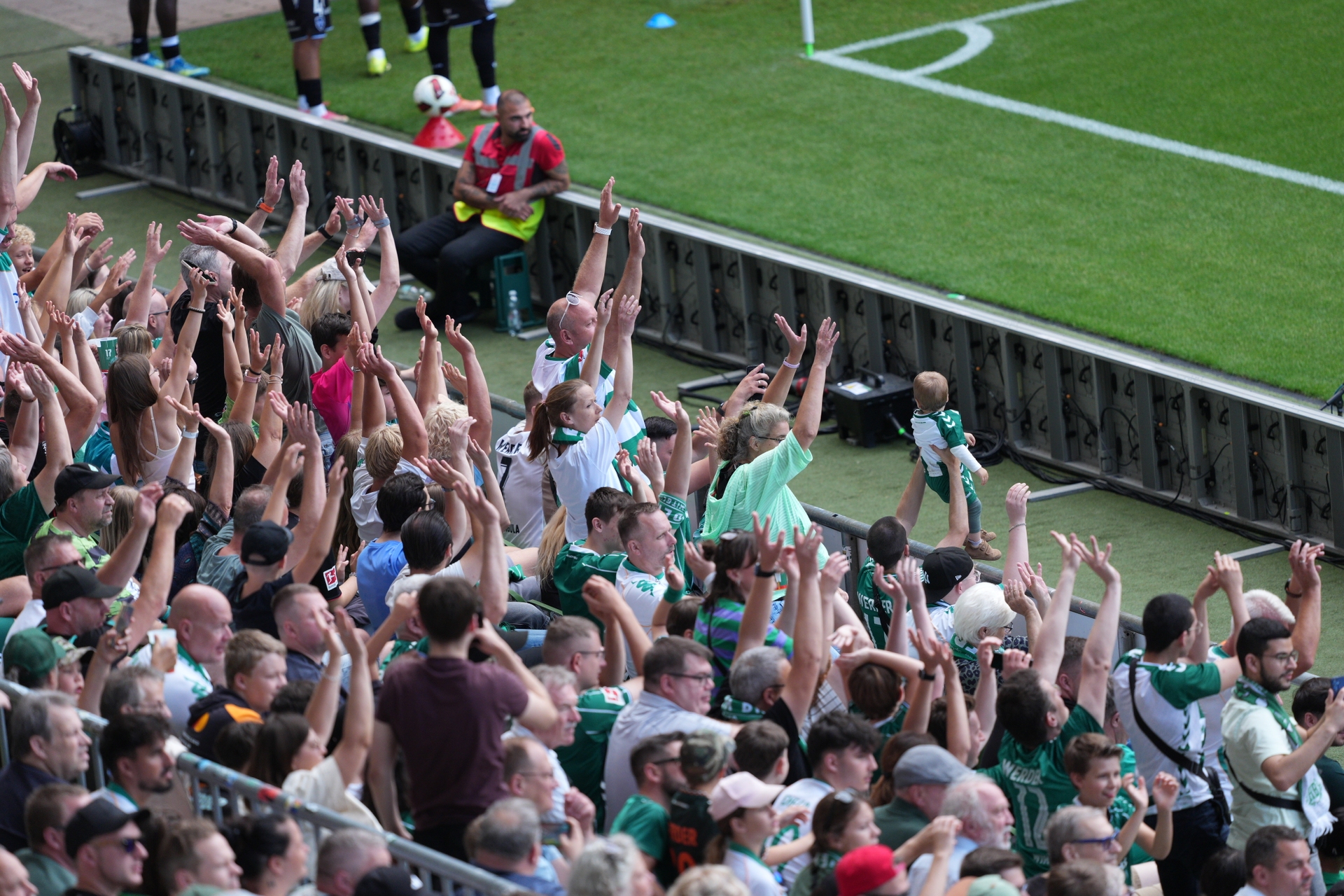 Die Fans im Weserstadion machen eine Laola-Welle.