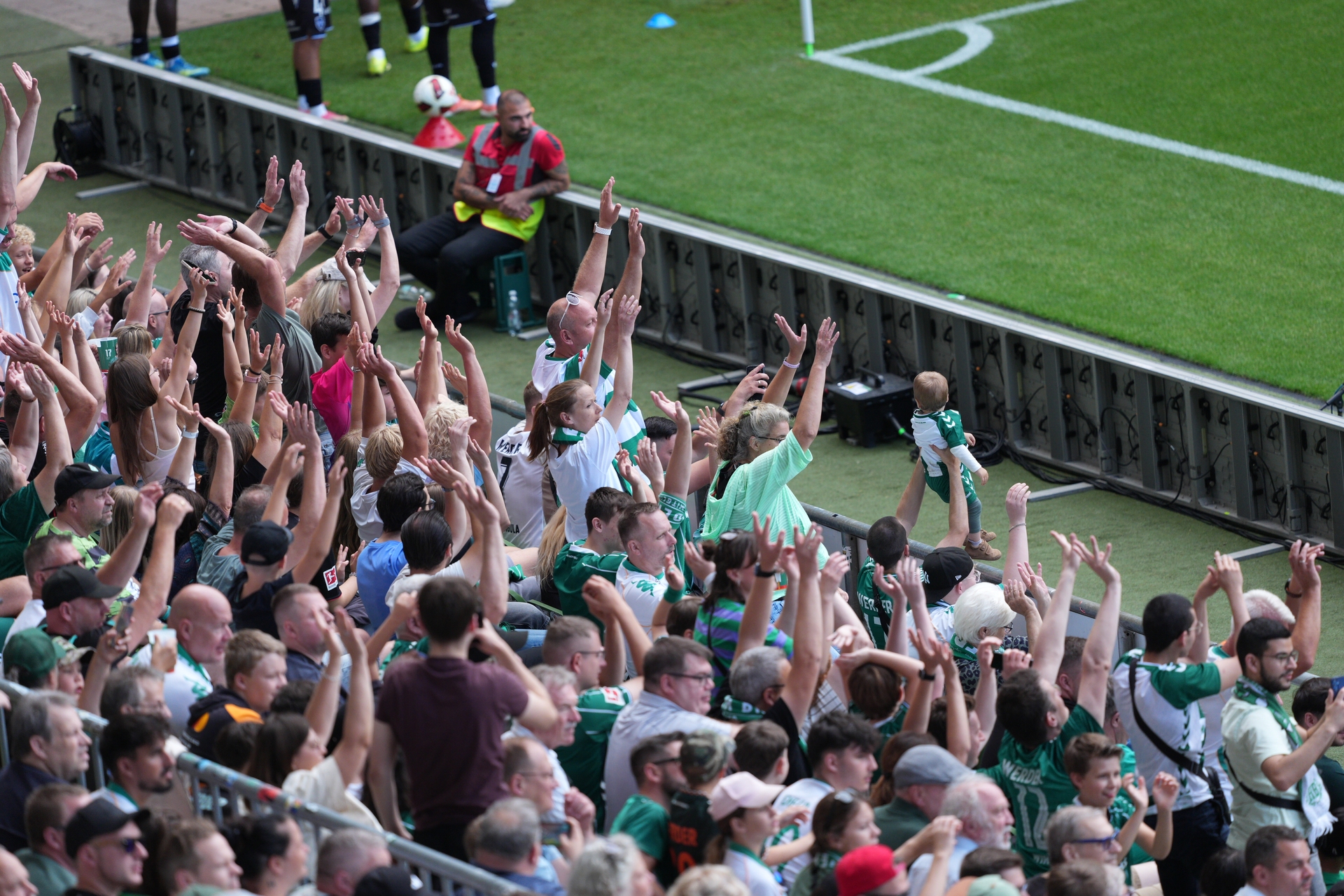 Die Fans im Weserstadion machen eine Laola-Welle.