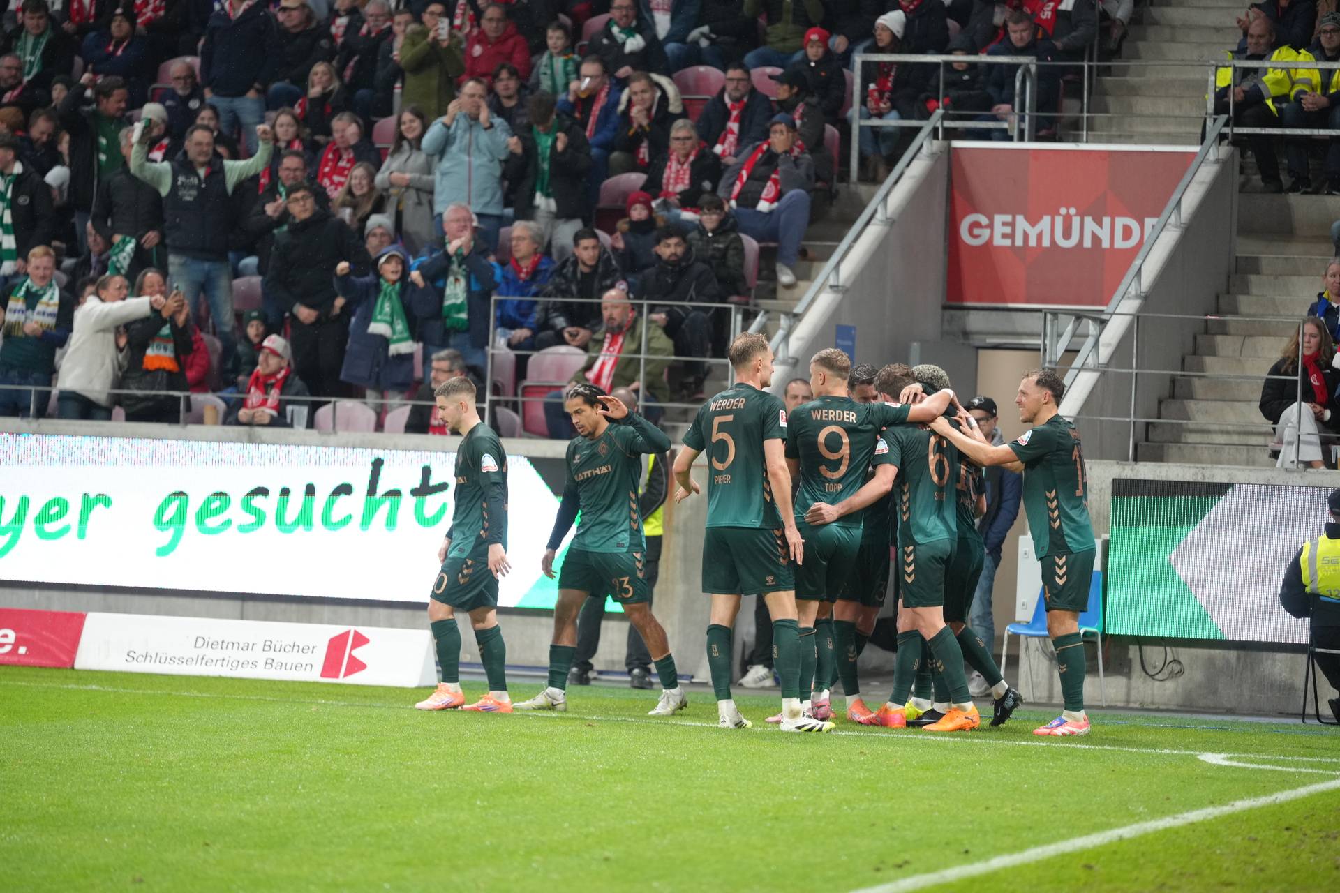 Die Mannschaft bejubelt den späten Treffer von Jens Stage.