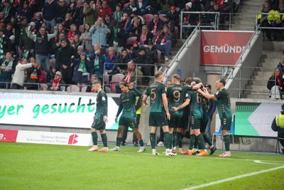 Die Mannschaft bejubelt den Treffer von Jens Stage.