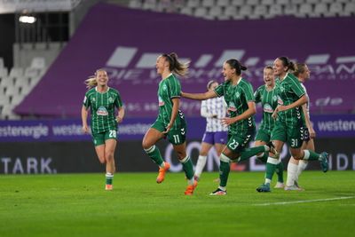Das Team jubelt nach dem Treffer von Maja Sternad in Essen.