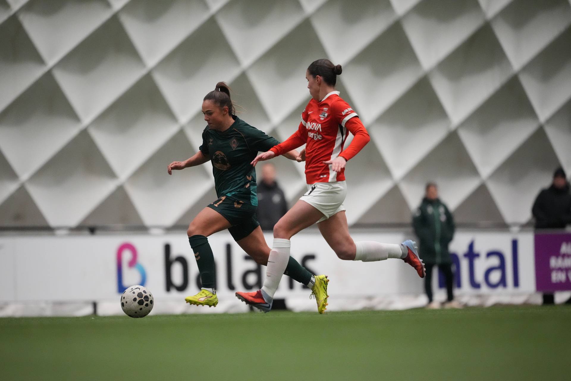 Maja Sternad im Laufduell mit dem Ball gegen eine Niederländerin.