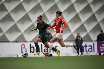 Maja Sternad im Laufduell mit dem Ball gegen eine Niederländerin.