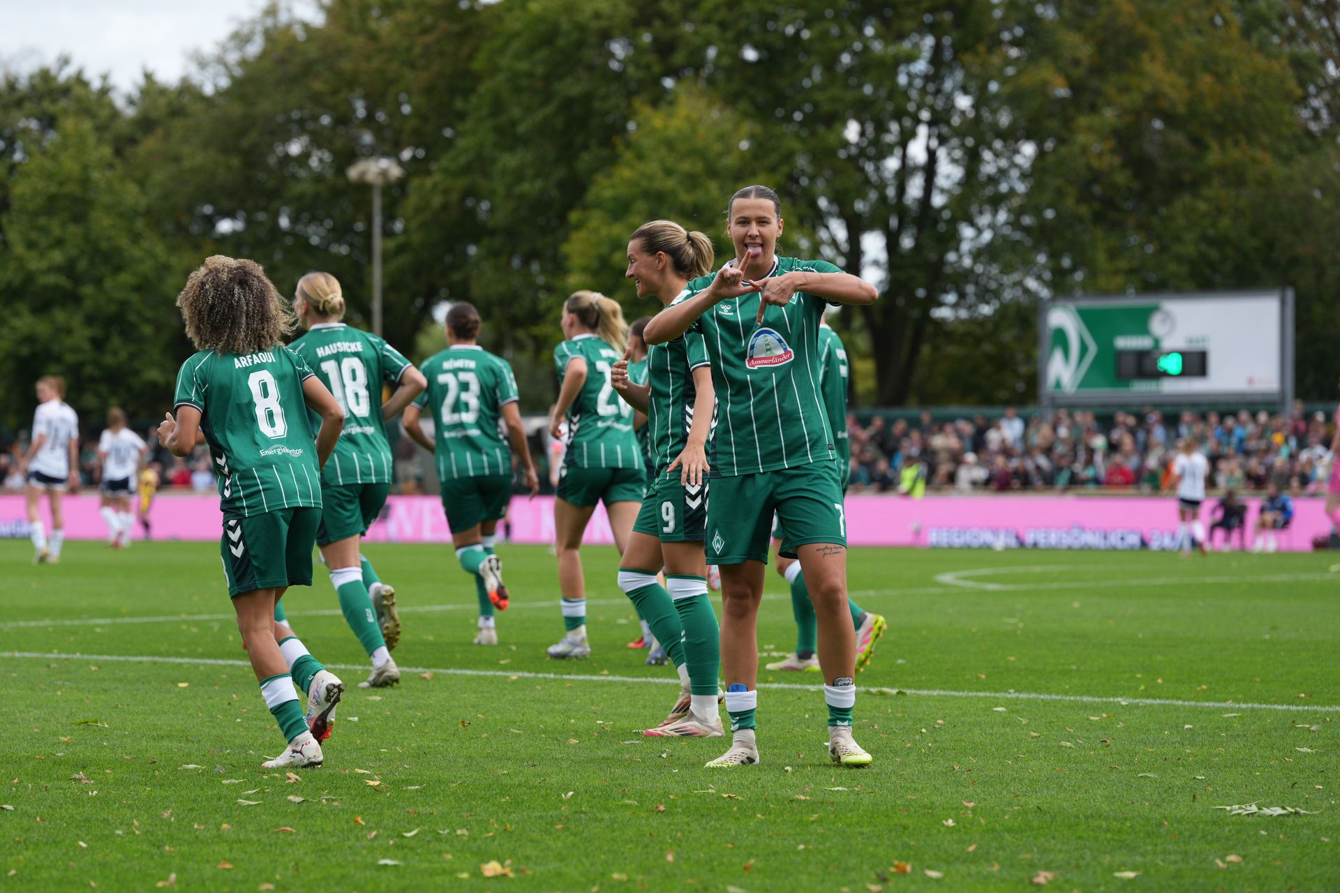 Larissa Mühlhaus jubelt über ihren Treffer.