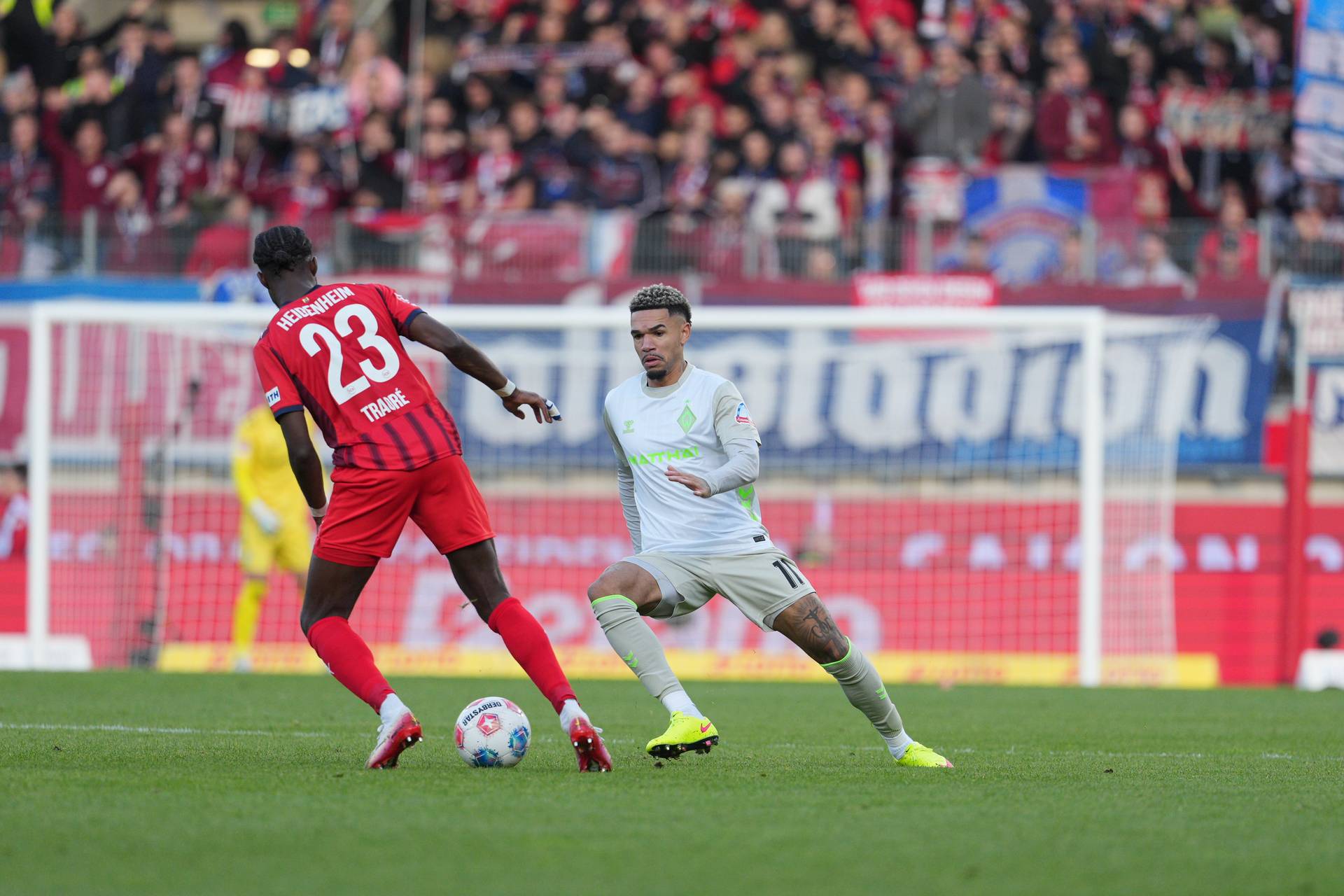 Njinmah im Zweikampf mit Traoré.