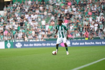 Samuel Mbangula mit dem Ball am Fuß.