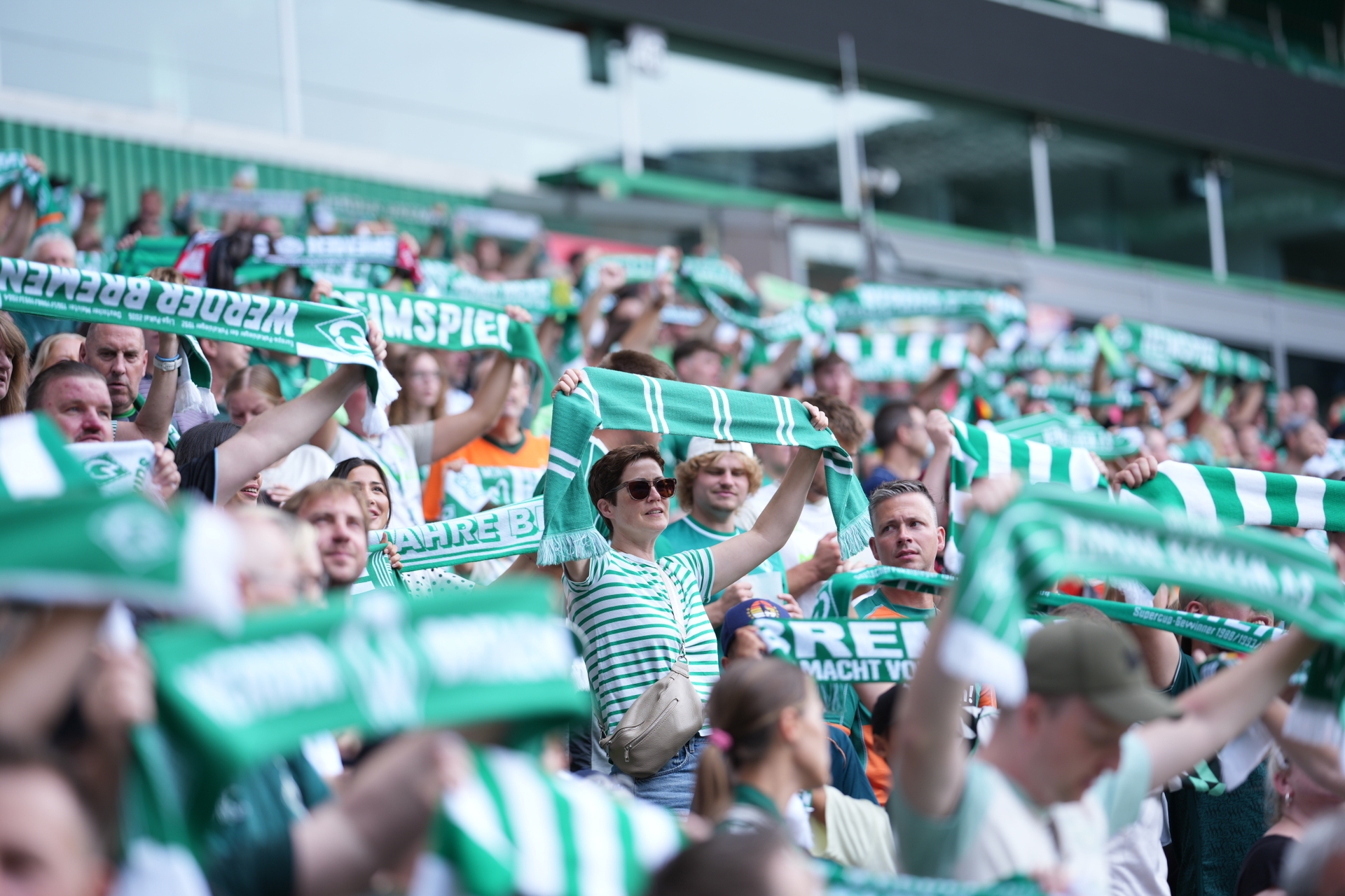 Die Werder-Fans im Weserstadion erheben ihre Schals.
