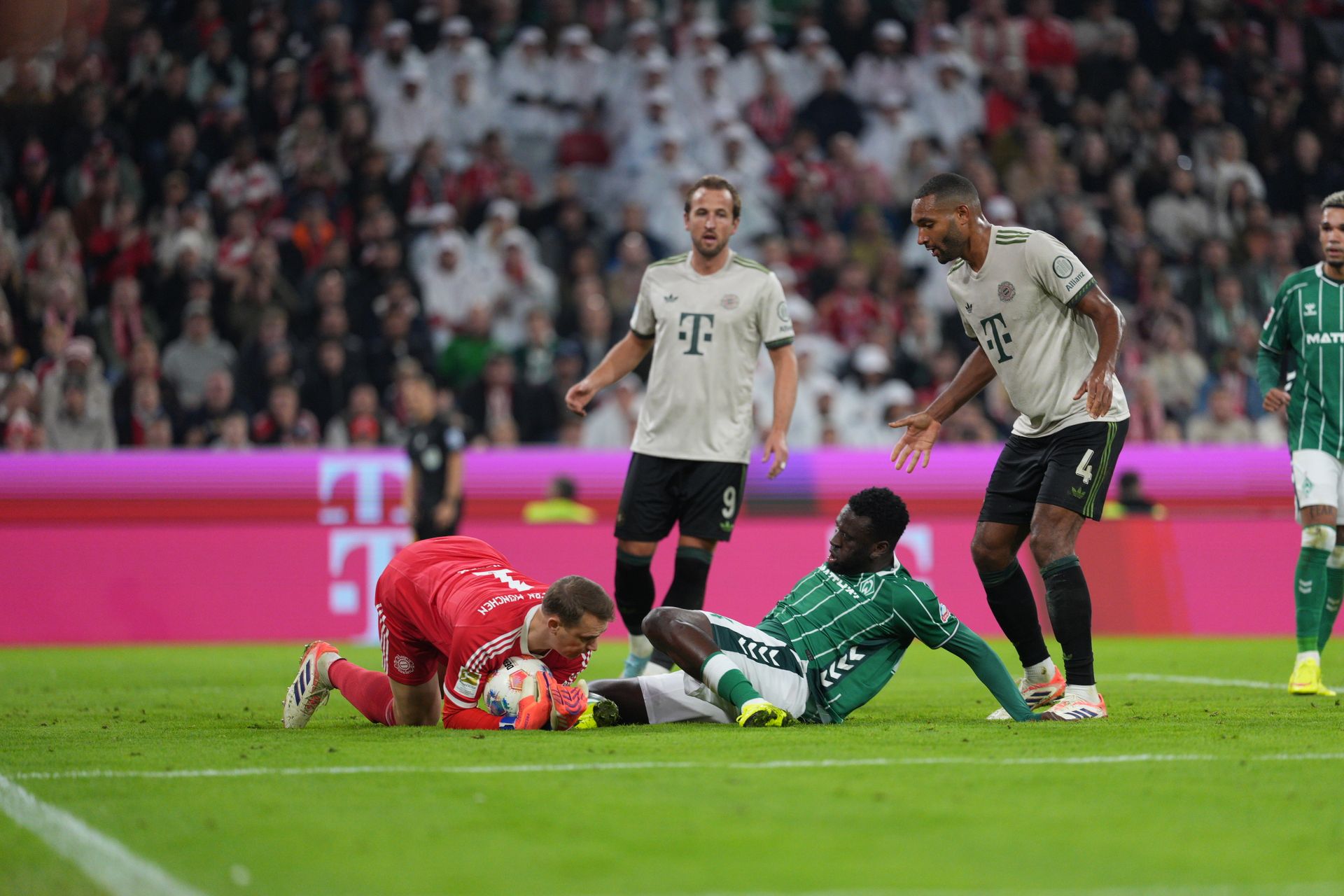 Neuer untergräbt den Ball unter sich, Boniface grätscht rein