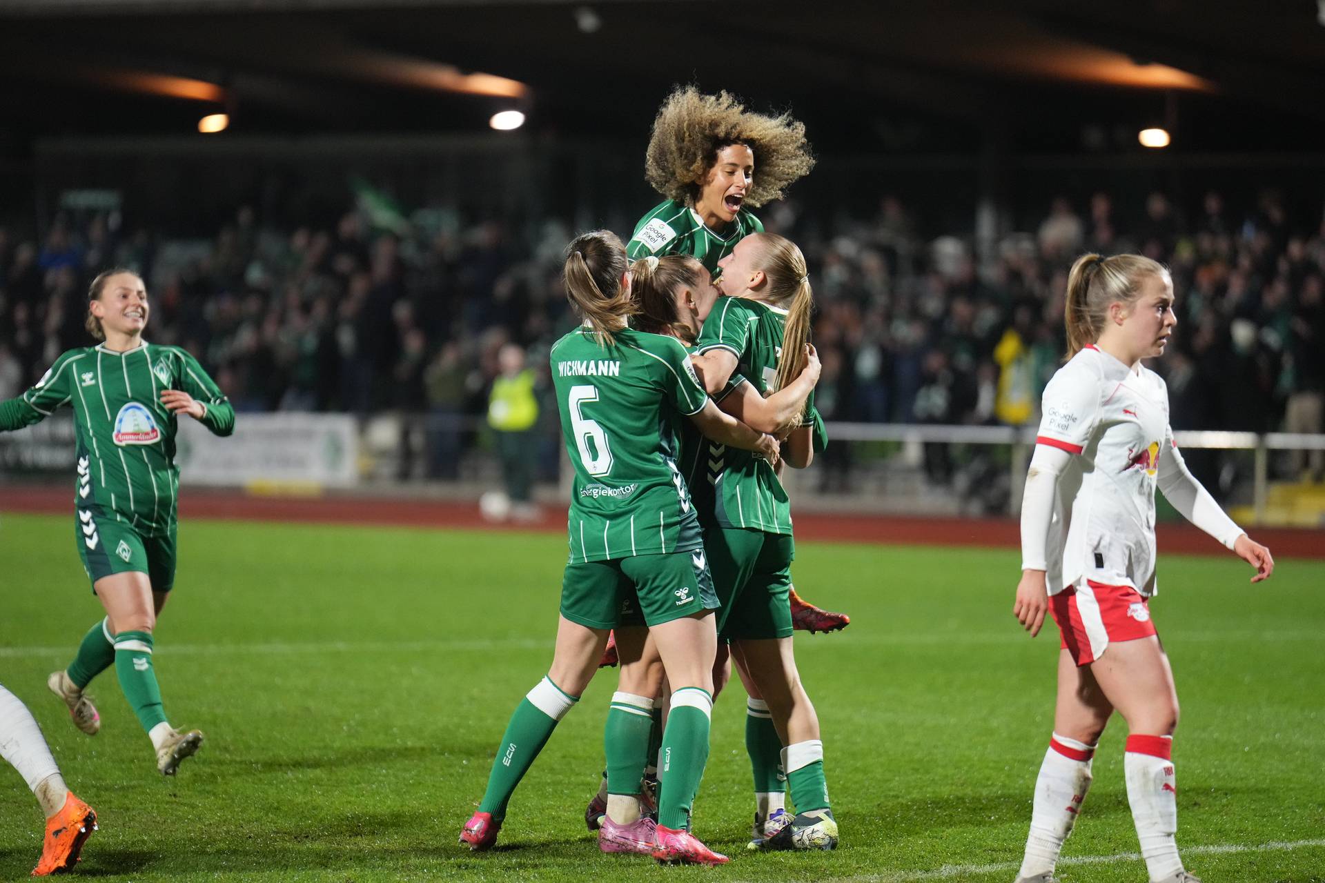 Das Team jubelt nach einem Tor.