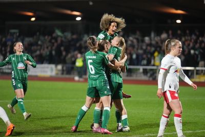 Das Team jubelt nach einem Tor.