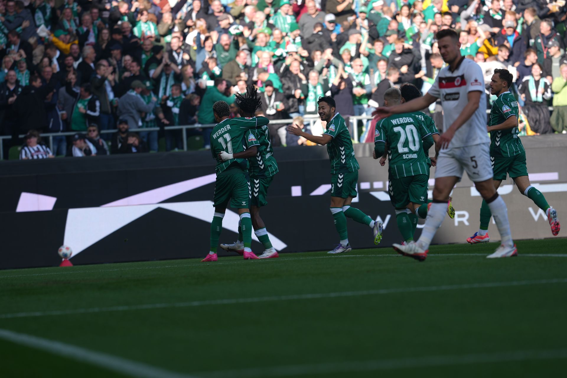 Frühe Ekstase: Unsere Jungs bejubeln das 1:0