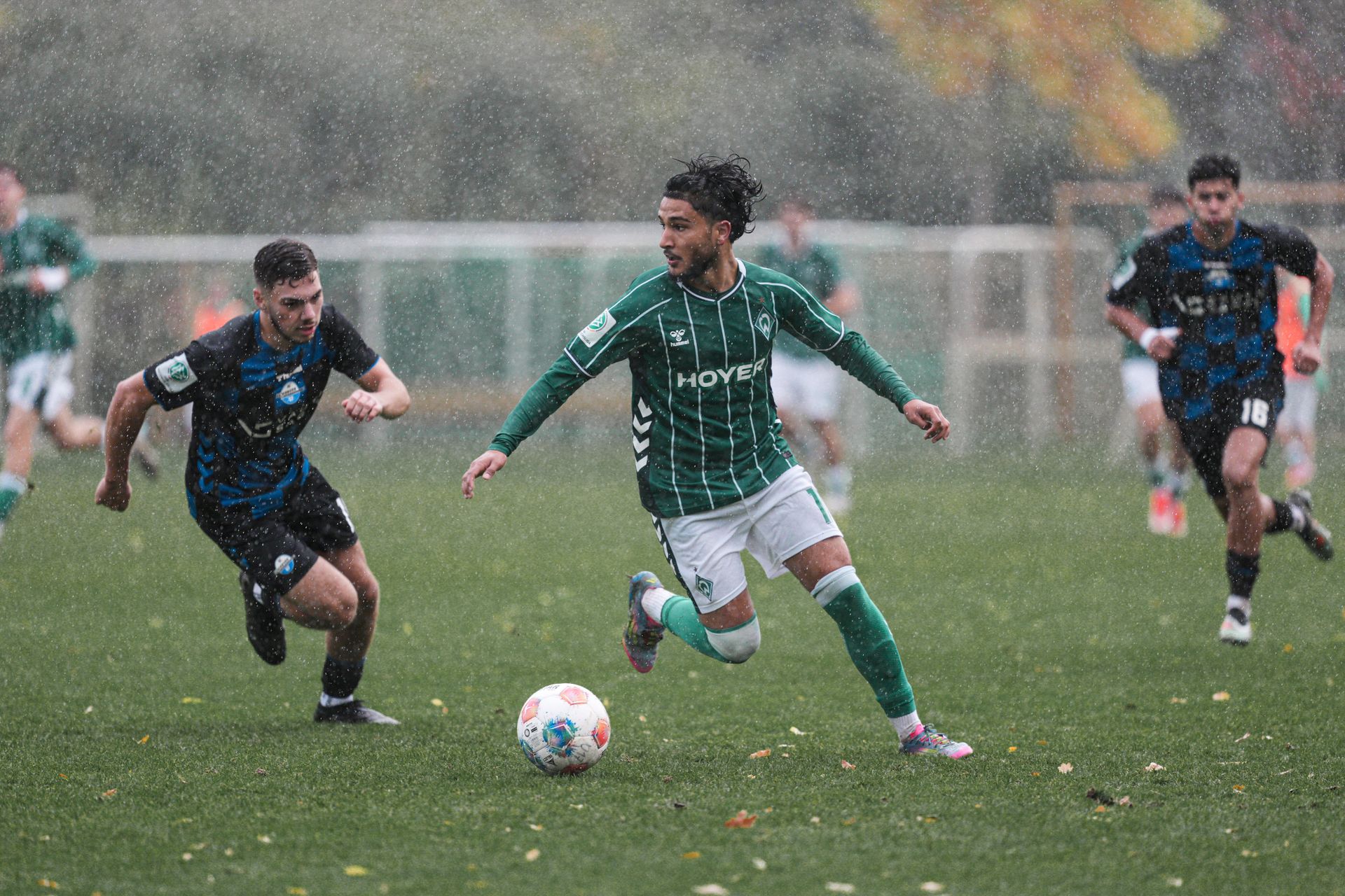 Ein U17-Spieler dribbelt im Spiel gegen den SC Paderborn 07 mit dem Ball am Fuß.