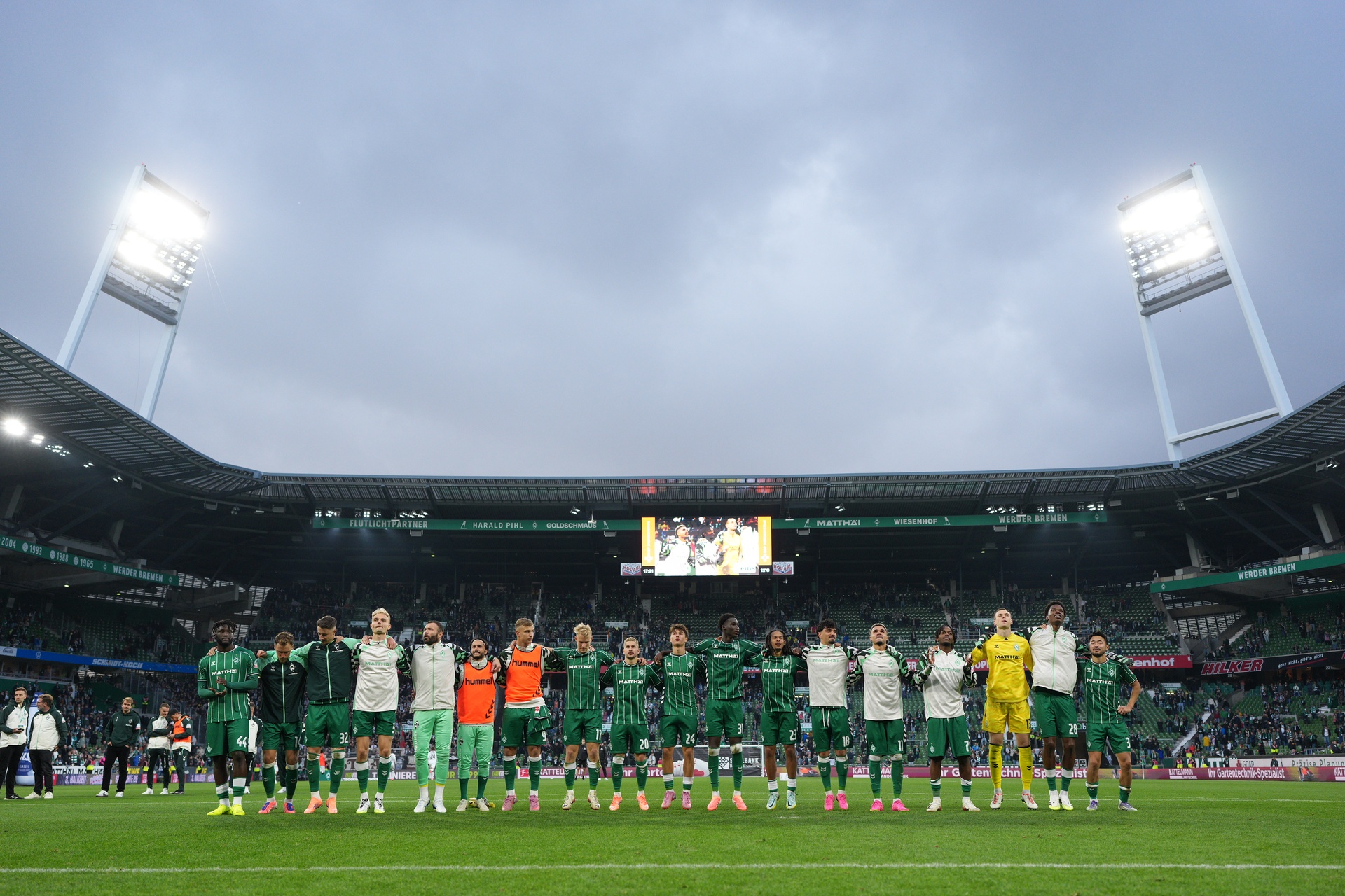 Werder-Mannschaft nach dem Heimsieg gegen St. Pauli hüpfend vor der Ostkurve