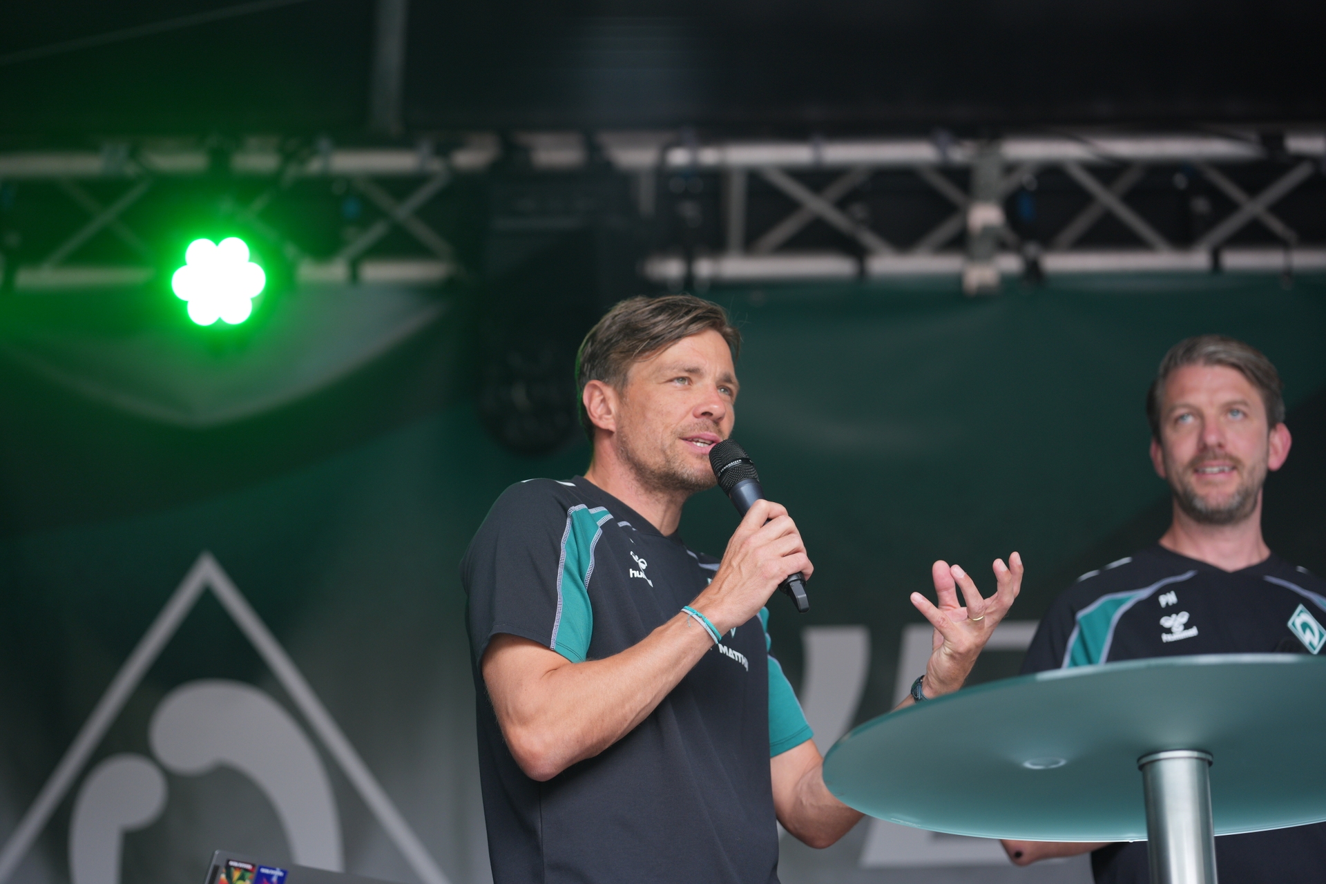 Clemens Fritz spricht auf der Bühne am Tach der Fans in ein Mikrofon.