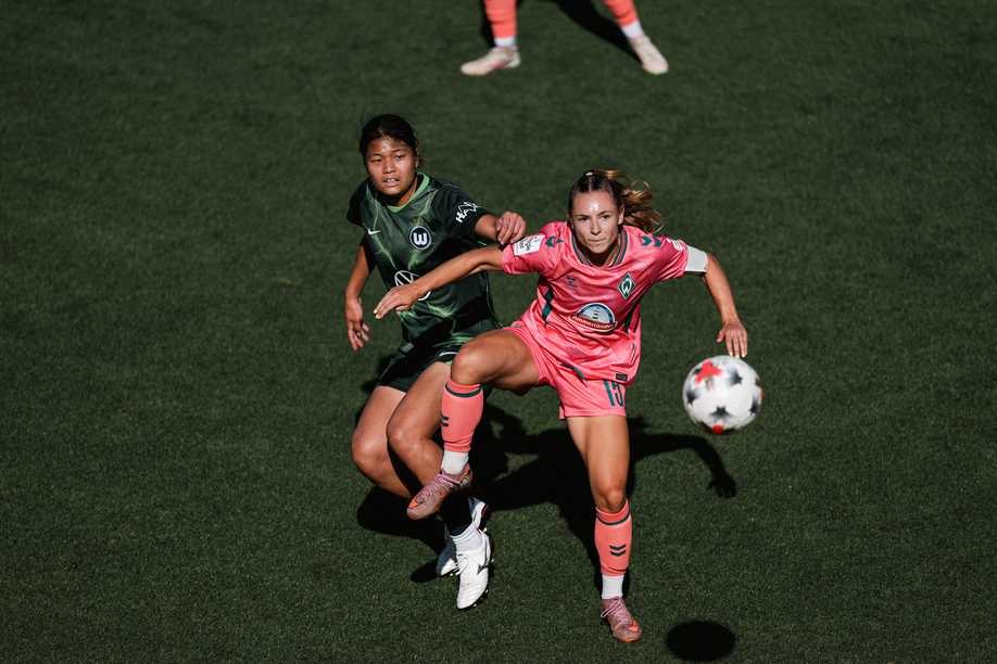 Michelle Weiß im Testspiel gegen den VfL Wolfsburg mit einer Gegenspielerin im Zweikampf um den Ball.