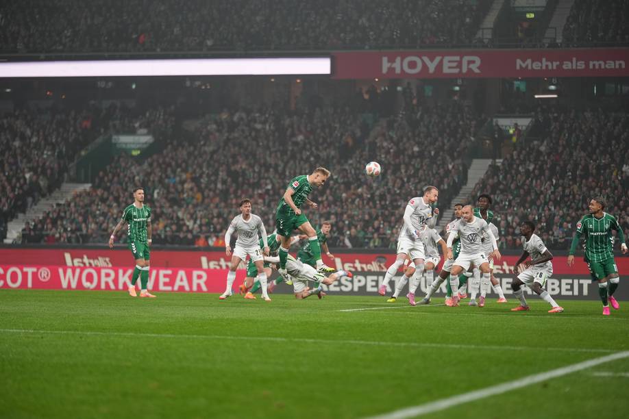 Amos Pieper köpft nach einer Ecke Richtung Tor.