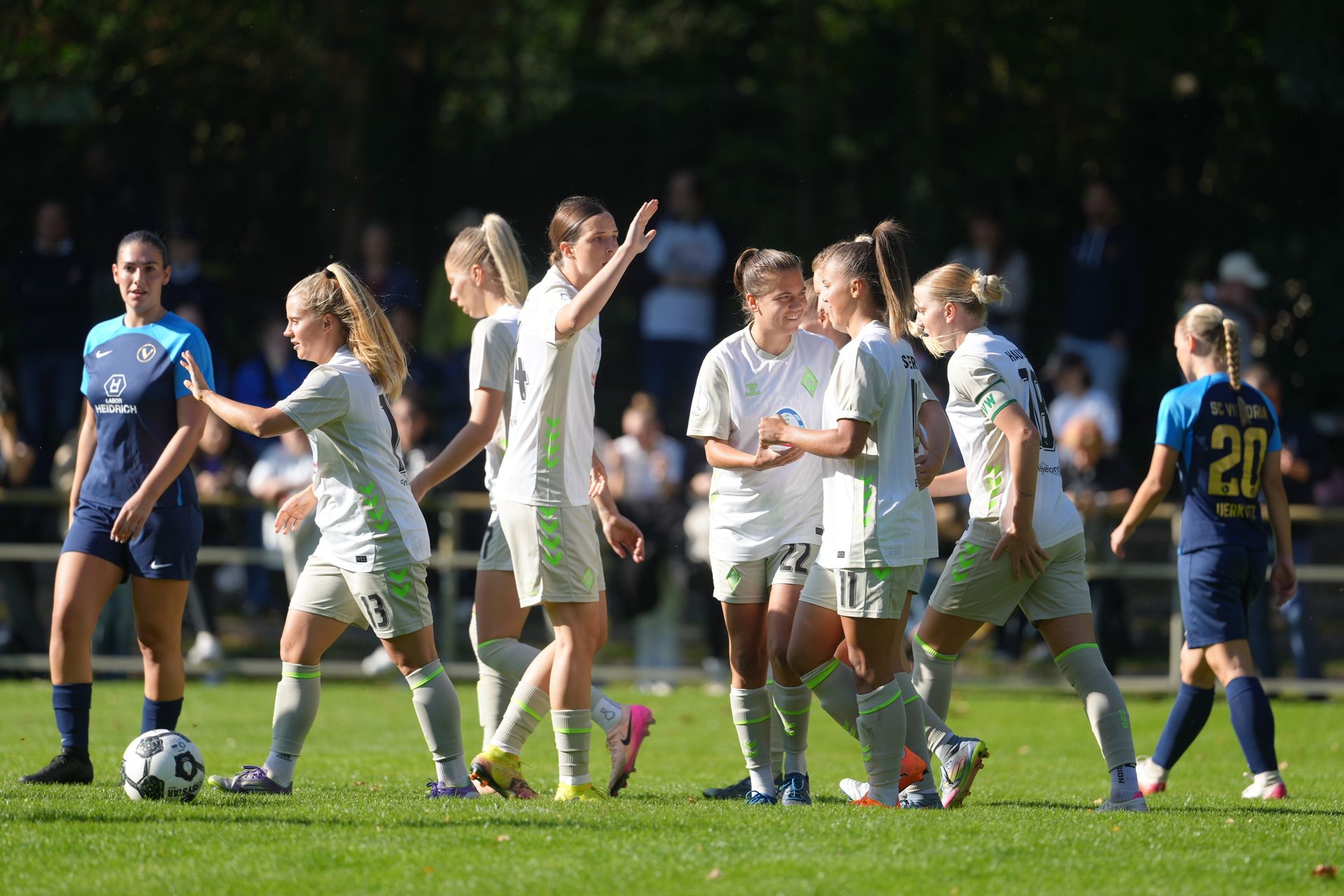Die WERDERFRAUEN jubeln über ein Tor gegen Victoria Hamburg.