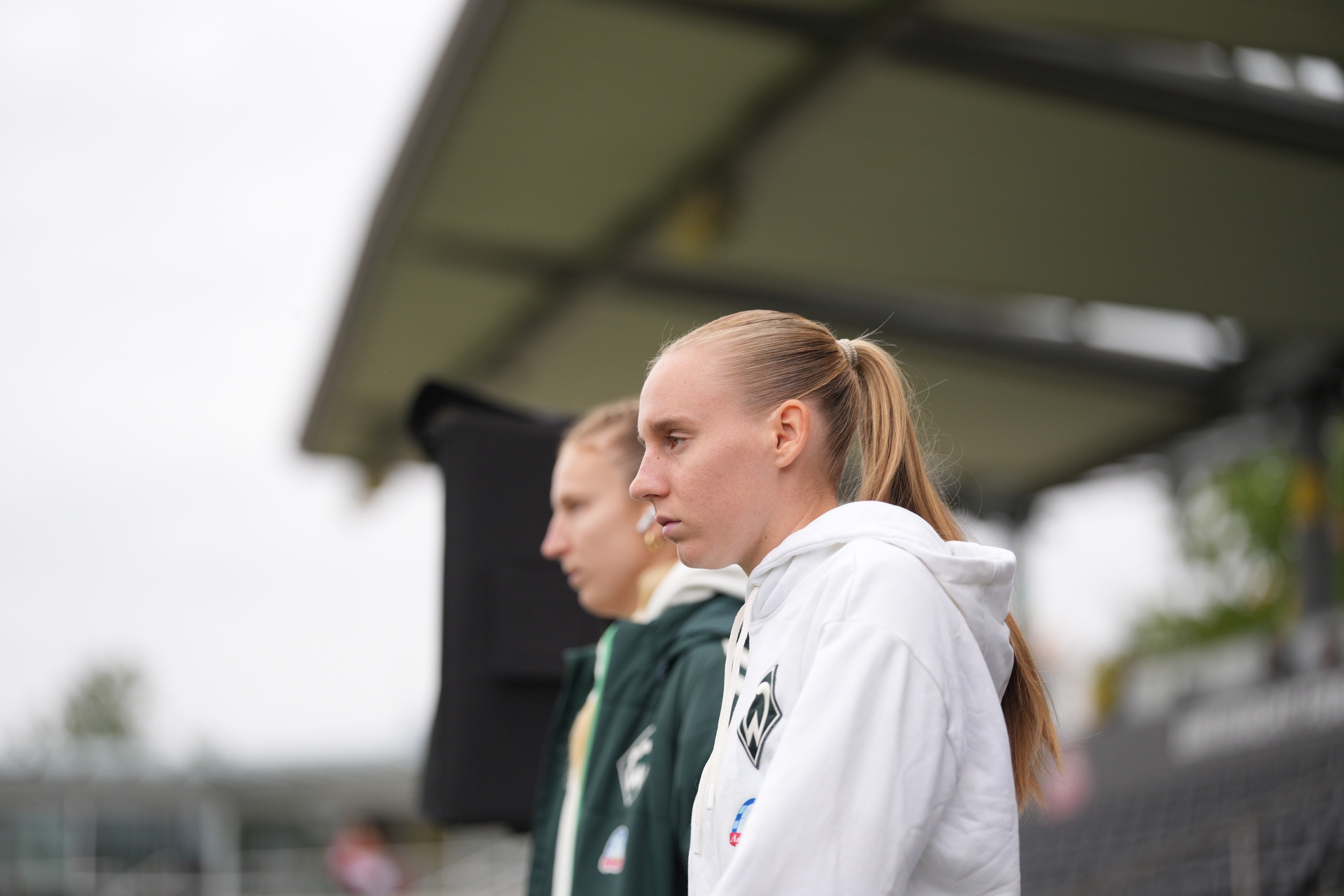 Emöke Papai bei der Platzbegehung im Stadion.