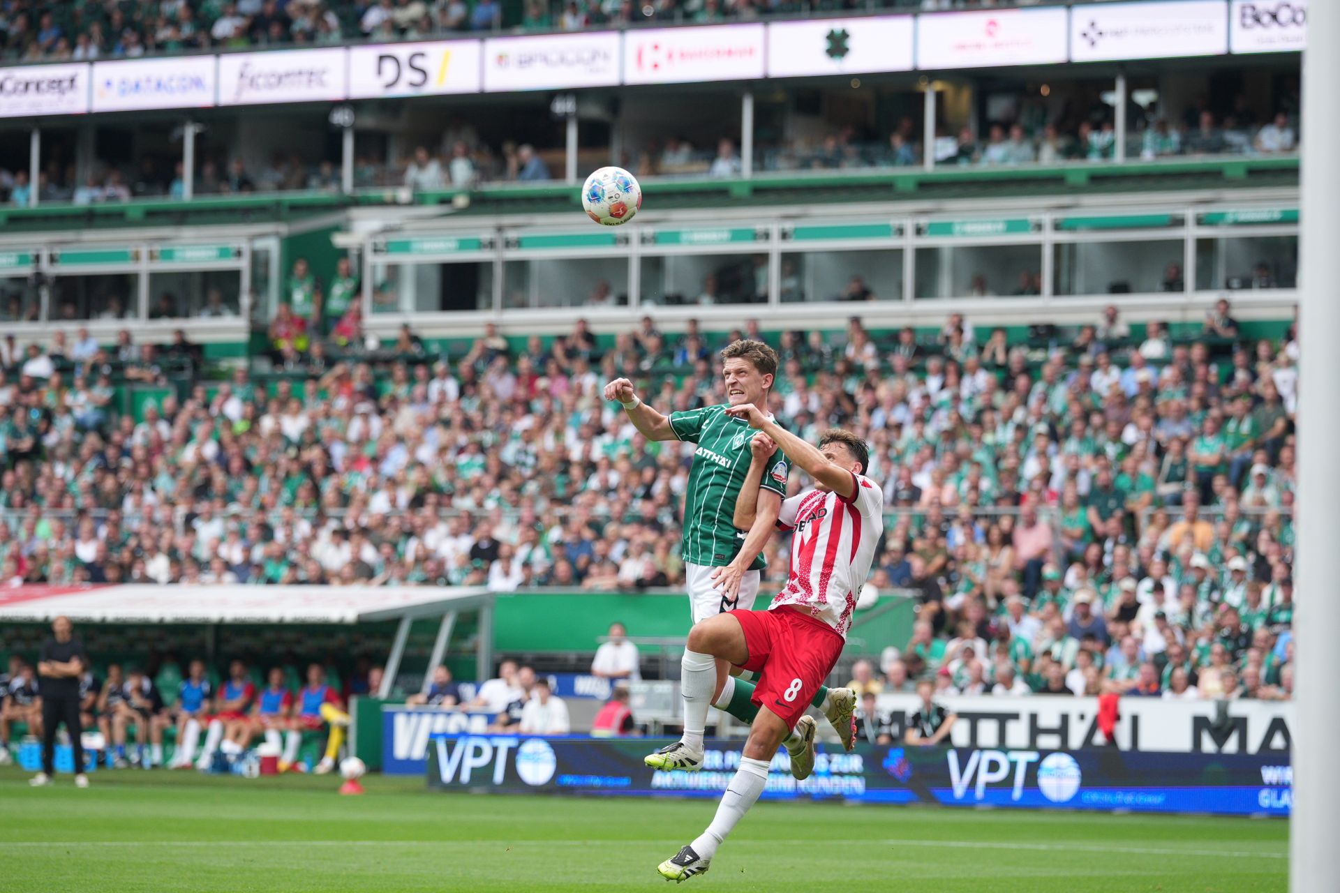 Jens Stage im Kopfballduell mit Maxi Eggestein.