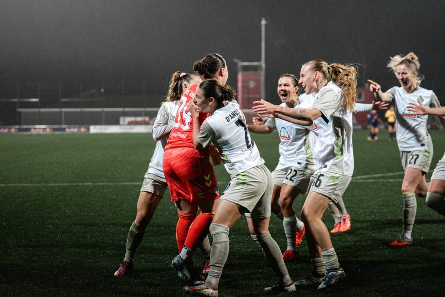 Die WERDERFRAUEN jubeln.