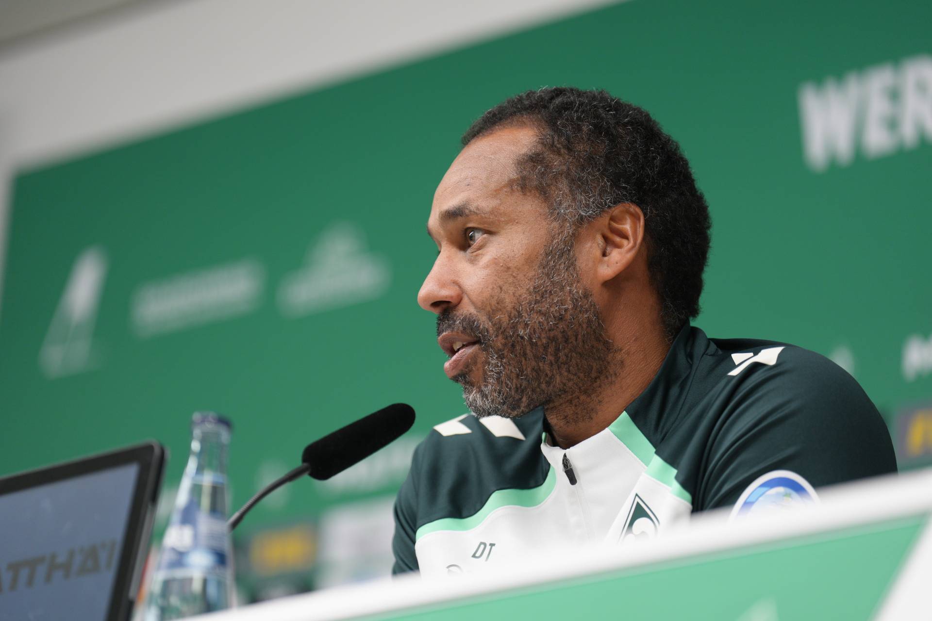 Daniel Thioune auf dem Podium bei der Pressekonferenz im Weserstadion