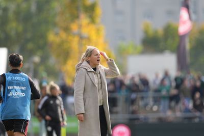 Fritzy Kromp am Seitenrand in ihrer Coaching-Zone.