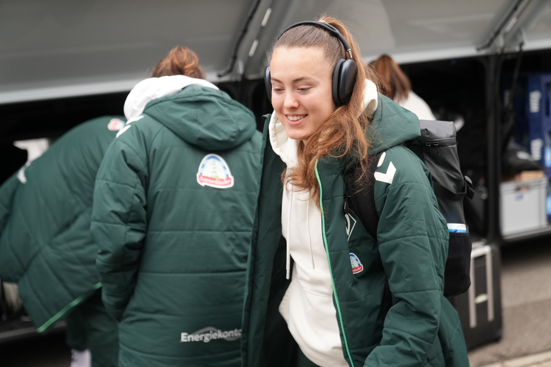 Mara Alber bei der Ankunft am Stadion mit Kopfhörern.