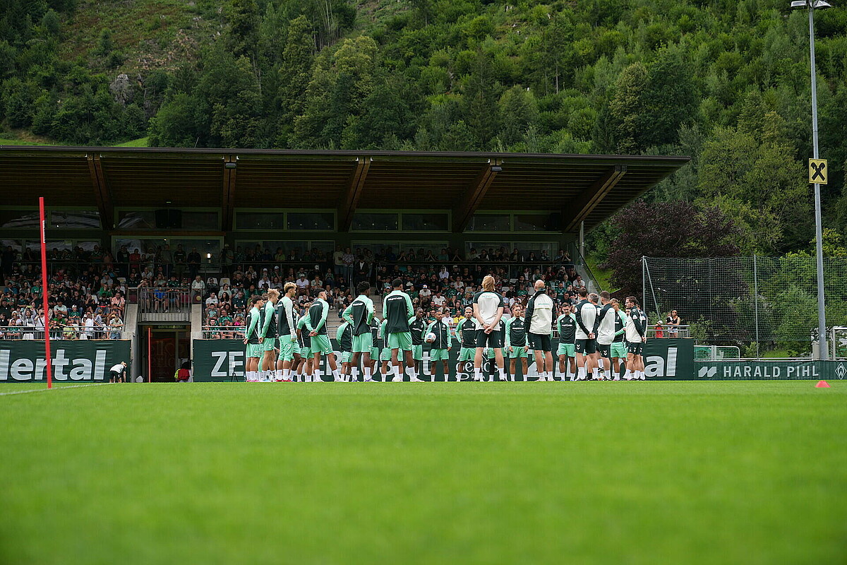 Die Mannschaft steht im Kreis vor der Tribüne. 