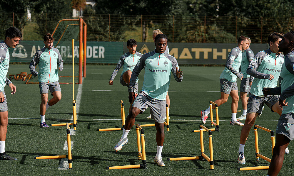Abdenego Nankishi steigt beim Training über eine gelbe Hürde.