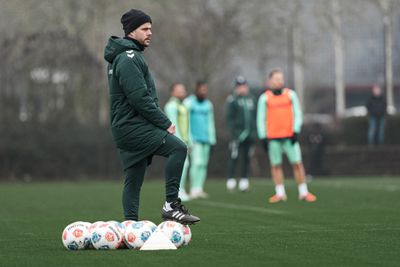 Raphael Duarte mit seinem Fuß auf einem Ball und einer Mütze während des Trainings.