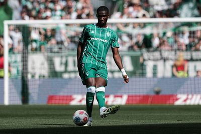 Karim Coulibaly spielt einen Pass und trägt dabei das Werder-Trikot.
