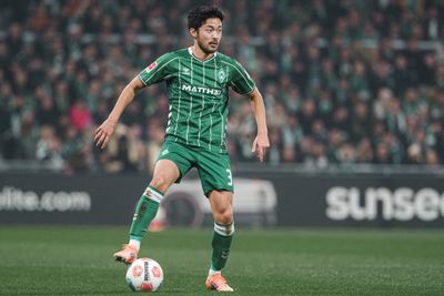 Yukinari Sugawara mit Ball am Fuß im Werder-Trikot.