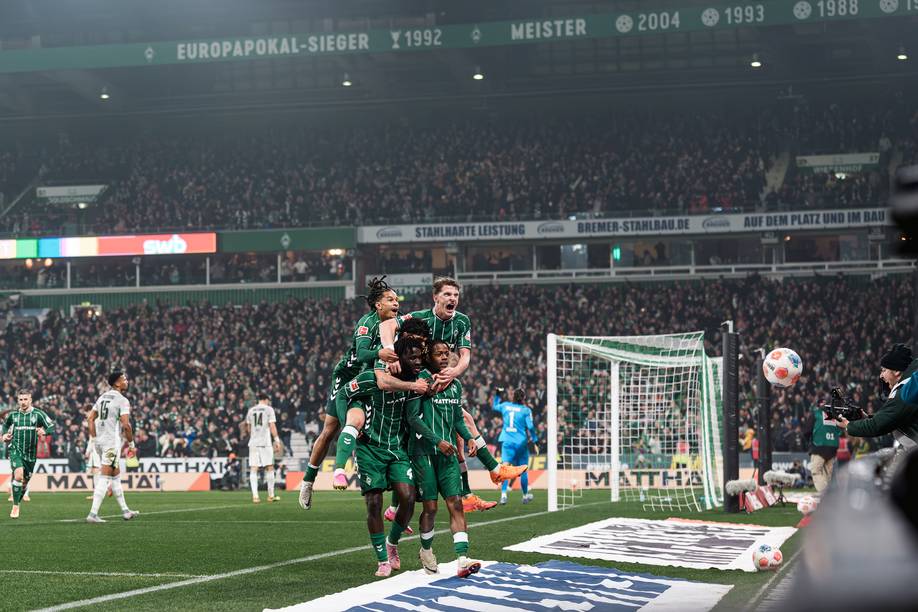 Die Spieler jubeln nach dem späten Tor gegen den VfL Wolfsburg.
