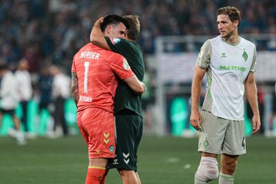 Michael Zetterer wird umarmt, als er in Bielefeld das letzte Mal für Werder auf dem Platz stand.
