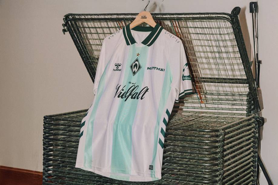 Ein grün-weißes Fußballtrikot hängt an einem Weidenkorb.