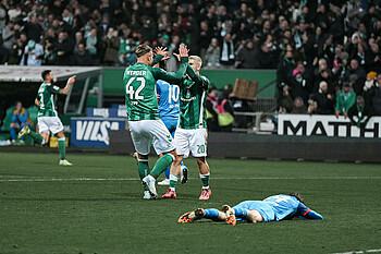 Keke Topp und Romano Schmid klatschen sich ab. 