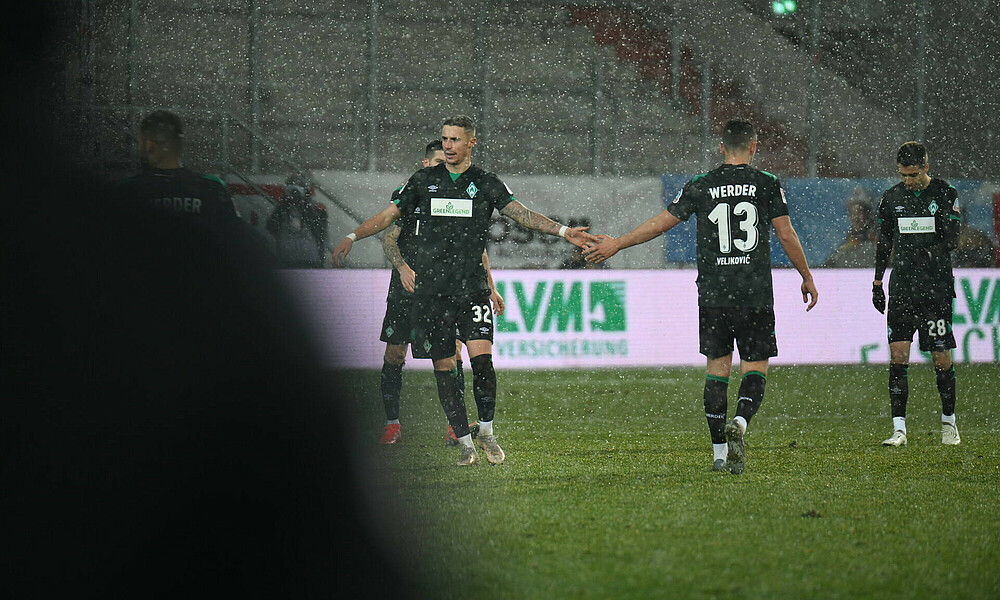 null Marco Friedl und Milos Veljkovic klatschen im Spiel ab.