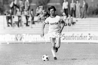 Franz Hiller im Norda Trikot am Ball