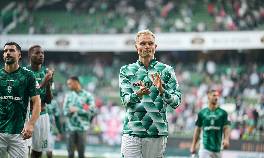 Amos Pieper klatscht in die Hände. 