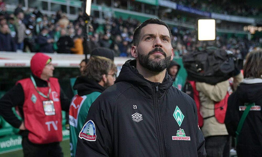 Anthony Jung blickt nach oben. 