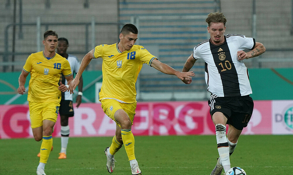 Nick Woltemade im Zweikampf im Trikot der deutschen U21-Nationalmannschaft. 
