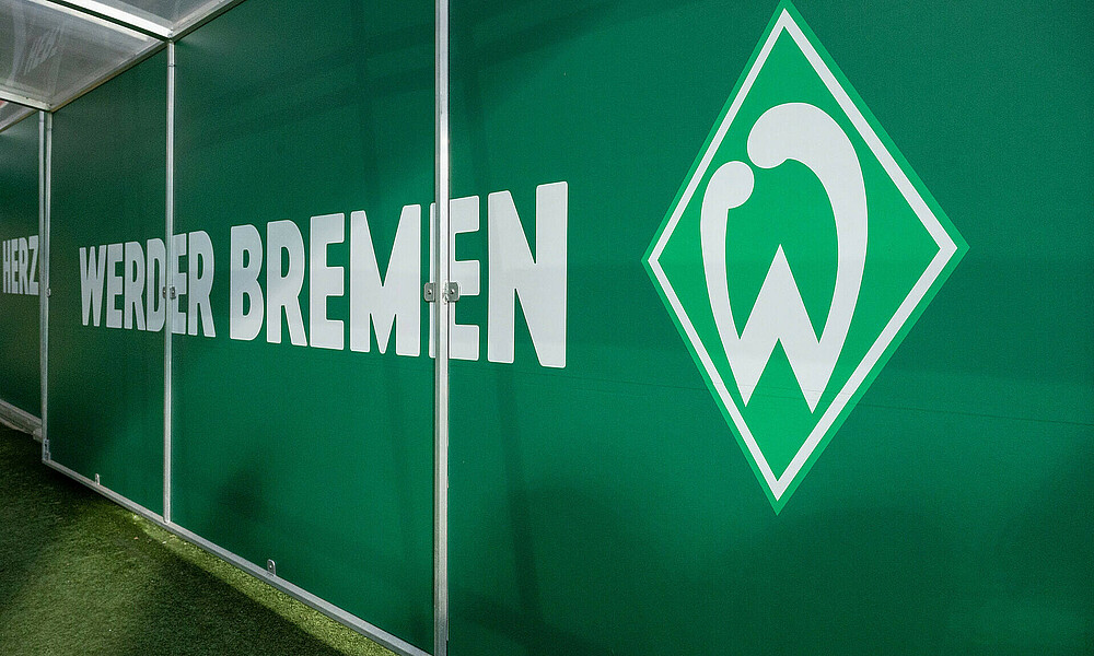 Werder Bremen-Schriftzug am Spielertunnel im wohninvest WESERSTADION.