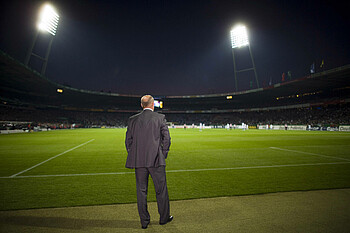 null Thomas Schaaf und das Flutlicht im Stadion.