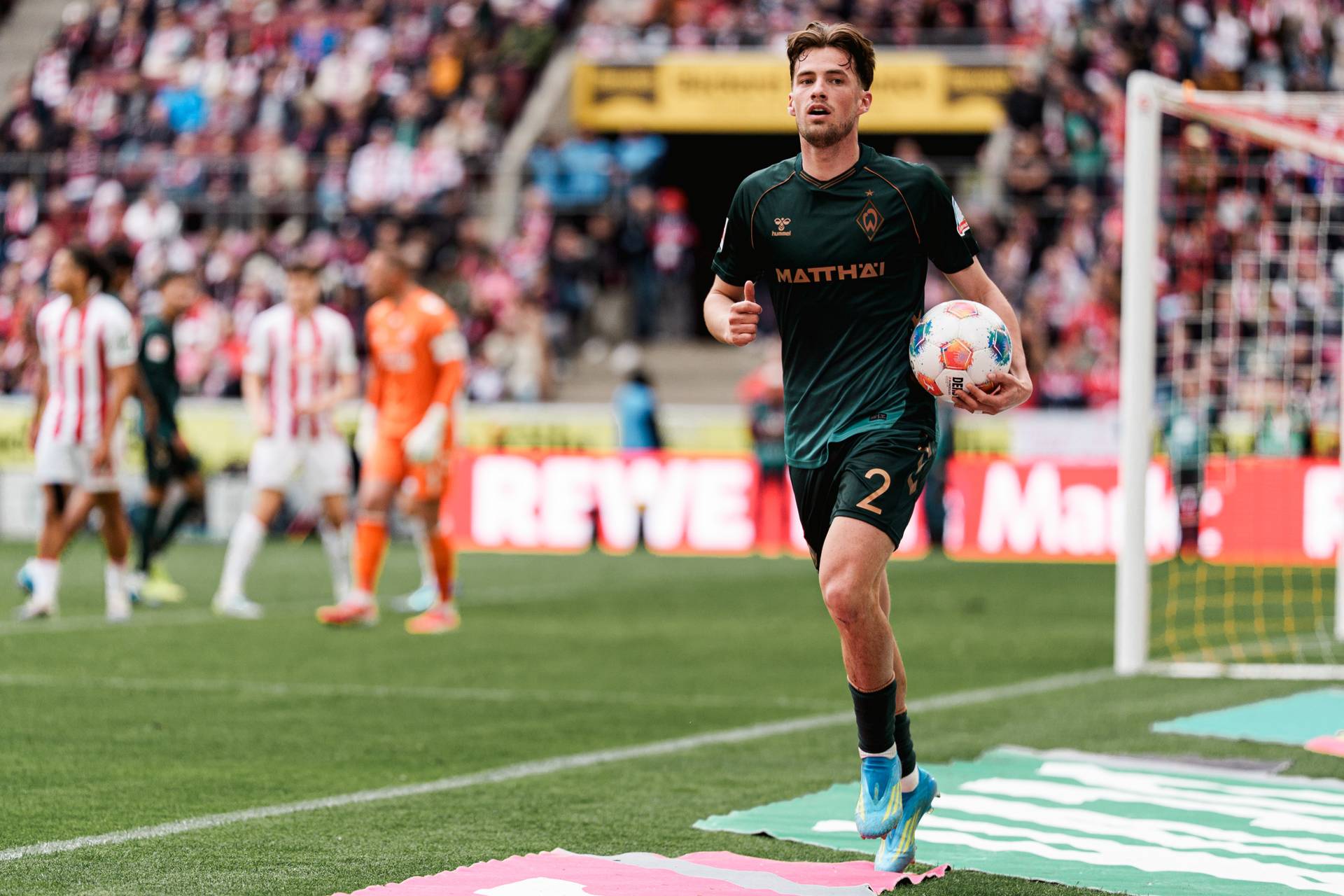 Olivier Deman mit Ball unterm Arm in Köln.