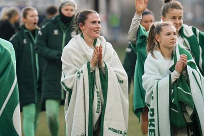Reena Wichmann klatscht in die Hände.