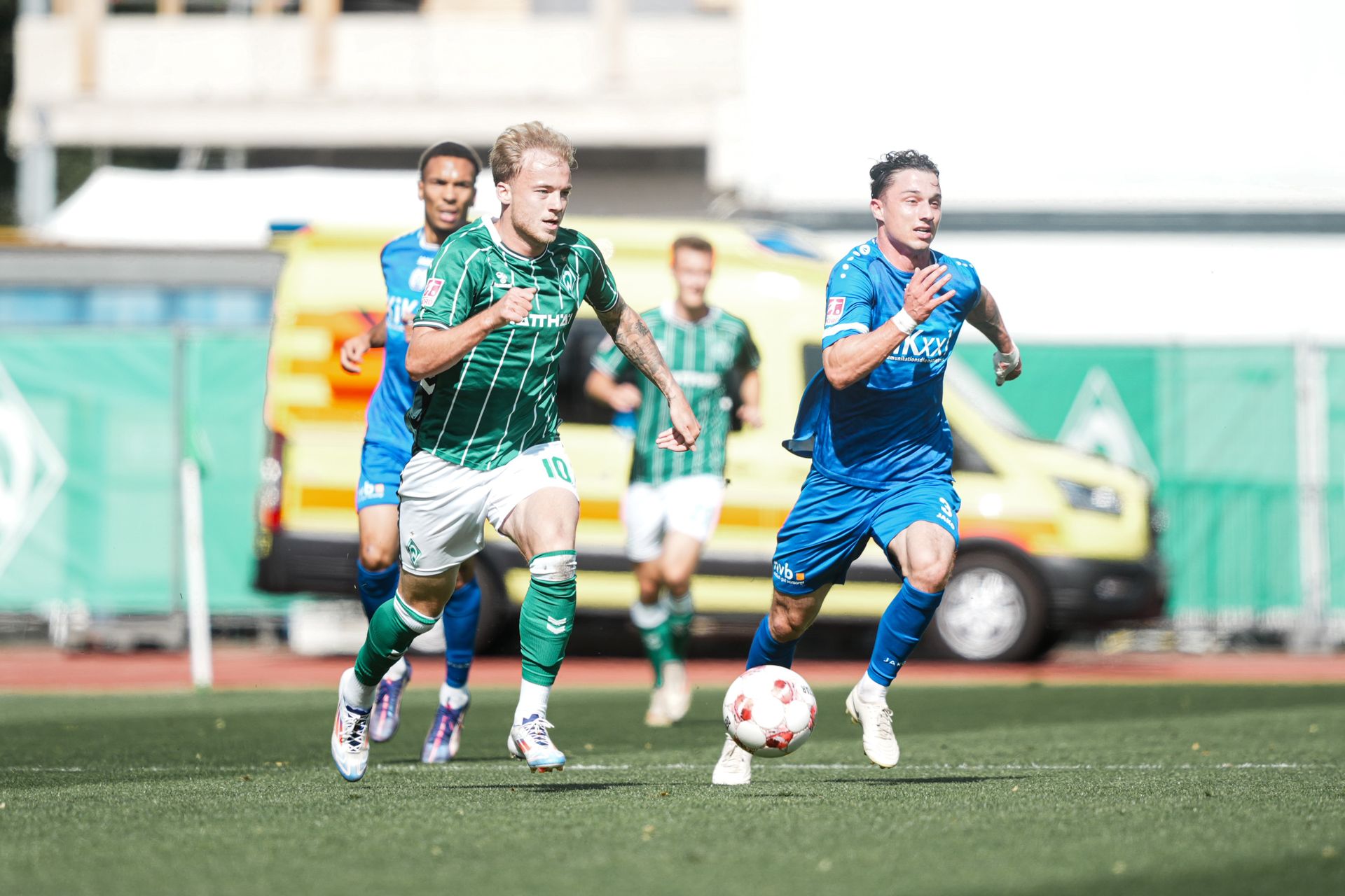 Dennis Lükte-Frie führt den Ball am Fuß und wird von Spielern des SV Meppen verfolgt.