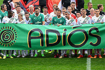 Gruppenfoto bei Pizarros Abschiedsspiel. 