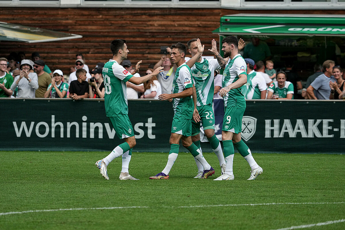 Oliver Burke feiert sein Tor gegen den KSC mit der Mannschaft.